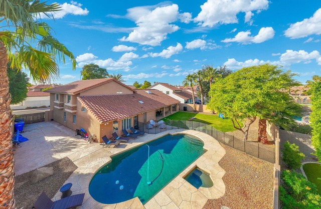 LARGE Scottsdale Getaway! Heated Pool, Spa & Yard