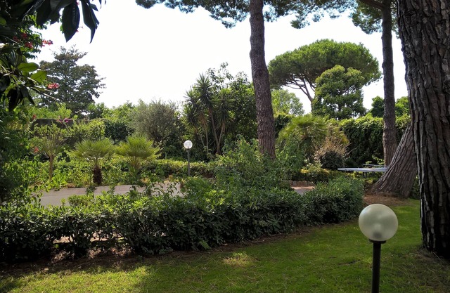 Large single-family villa with 1300 sq m tree-lined garden a stone's throw from the sea