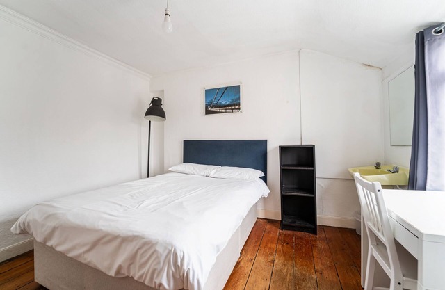 Large Single Room with Shared Bathroom