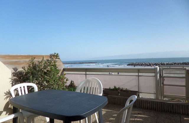 Large studio cabin beach access private parking