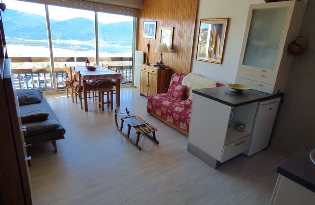Large studio cabin, ski slopes, 5 people, parking, WIFI