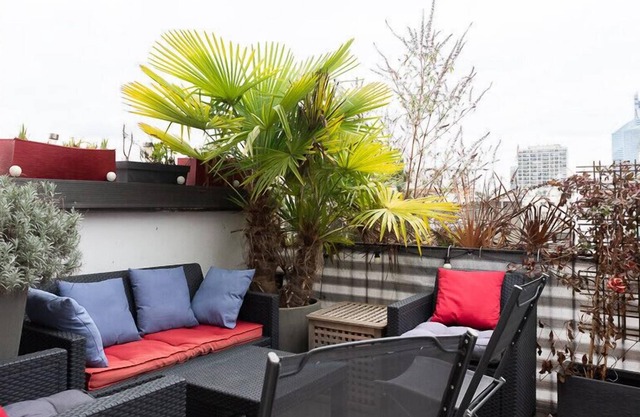 Large studio with terrace and view of La Défense