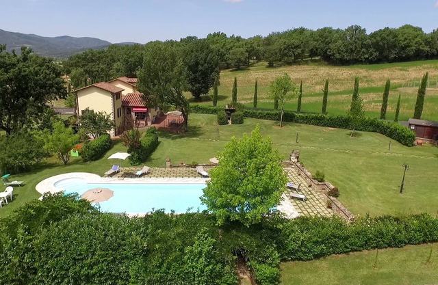 Large Tuscan villa: Pool, fenced garden, A.C. WI.FI family friendlys 14 Guests