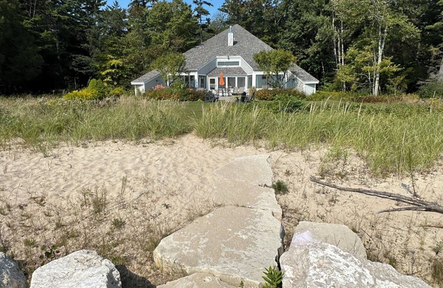 Large Unique & Artistic Lake Michigan Beach House/Awesome Game Room