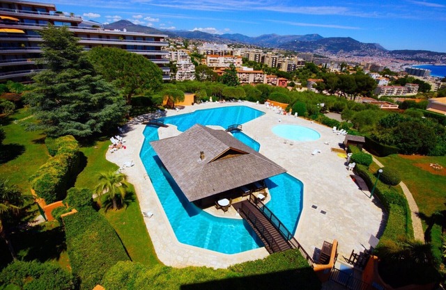 Large upscale studio in luxury residence, swimming pool, tennis court, park, .