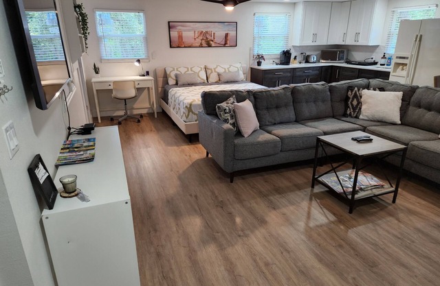 Large Venice Studio, 8 Min To Manasota Beach /King Bed On Beautifu Acrage !