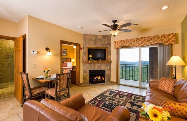 Large villa with full kitchen - indoor waterpark included!