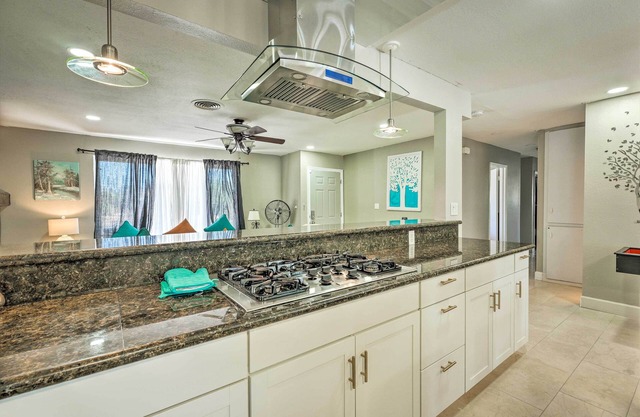 Las Vegas Getaway w/Patio & Grill: ~3mi to Strip!