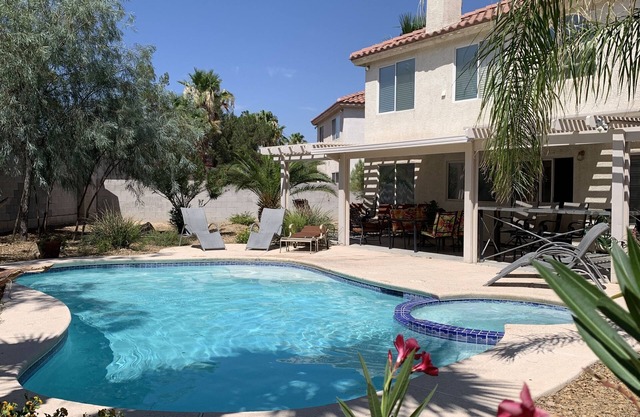 Las Vegas Luxury 4 BR house with the pool. 10 min drive from the Strip.