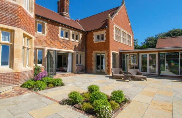 Latimer House - Seven Bedroom House, Sleeps 16