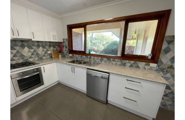 Latrobe Valley Guest House - 4 Bedrooms - 2 Bathrooms