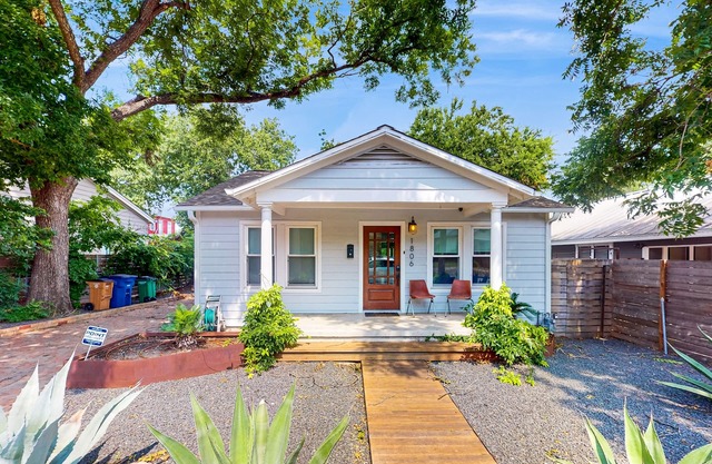 Lavish home with firepit - 1 block to cafes, fine dining, shops & entertainment