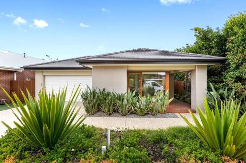 Lavish Modern Home - 10mins to Torquay & Geelong