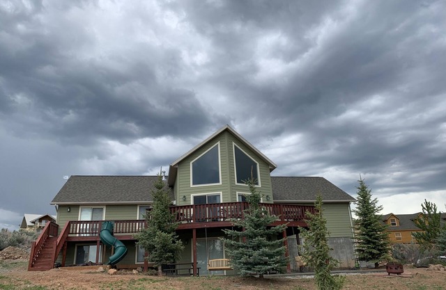 Lazy Bear Getaway - 6 Bedrooms, 3 Baths, Sleeps 30, Includes Ideal Beach Access
