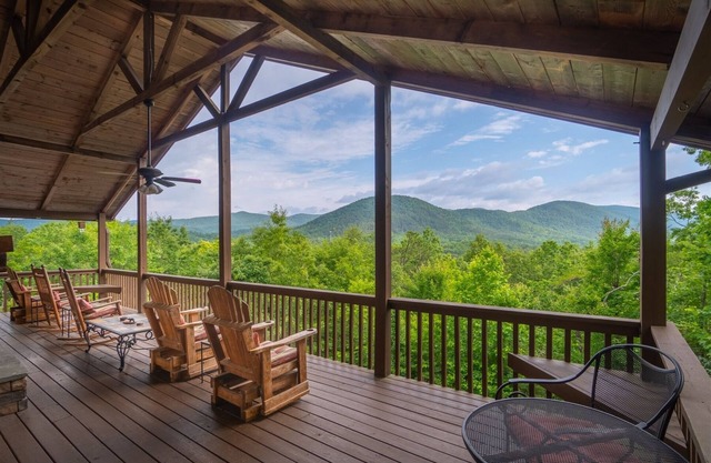 Lazy Bear Lodge - Mountain Cabin w/Spectacular Views Close to Helen