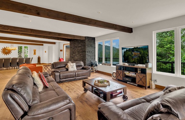 Lazy Bear Luxurious Waterfront Chalet with 4 Bedrooms and Hot Tub