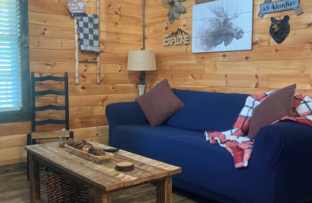 Lazy Oak Cabin in the Red, WiFi, Hot Tub, great proximity to Red River Gorge