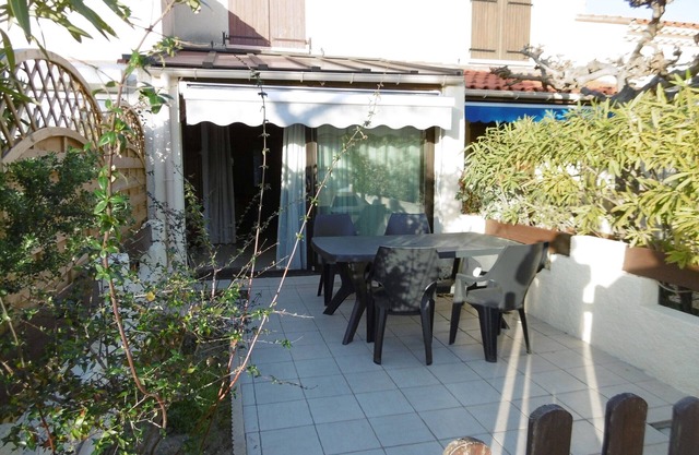 Le Barcarès - Charming 2BR Villa with Parking, Near Beach and Port