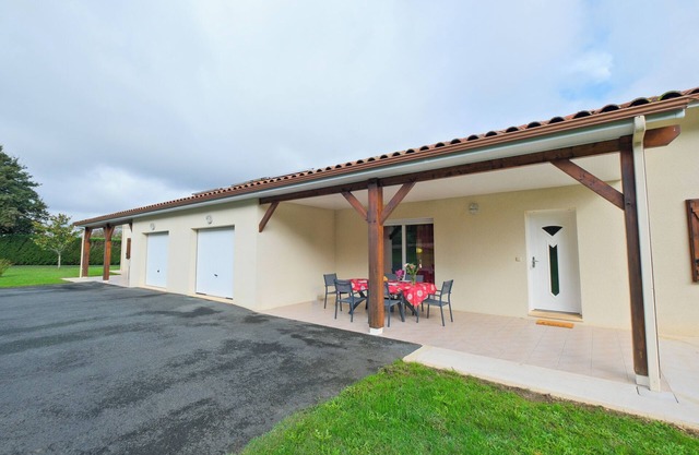 Le Barradis – Single-storey house with air conditioning and shared pool in Savignac-les-Églises