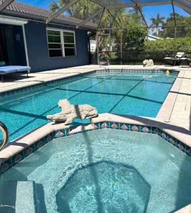 LE BLEU Charming Poolside Retreat
