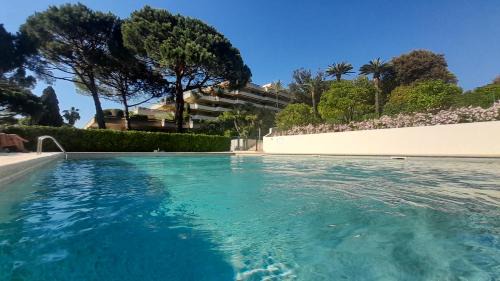 Le Château de la Pinède - début Cap d'Antibes - garden flat, swimming pool, tennis