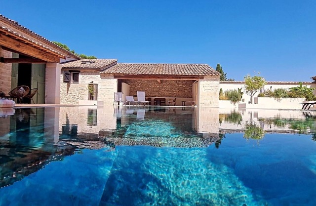 Le Clos Paradis- Mas vigneron, mirror pool and independent studio!