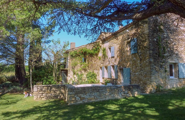 Le Mas Charpin is located in the South Luberon in Puyvert; Lourmarin is 2 km away.