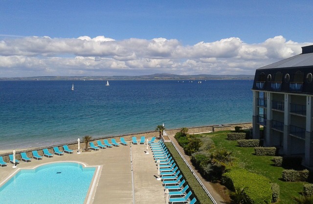 Le P'tit Martolod 3 *, with an exceptional sea view, direct access to the beach and swimming pool :)