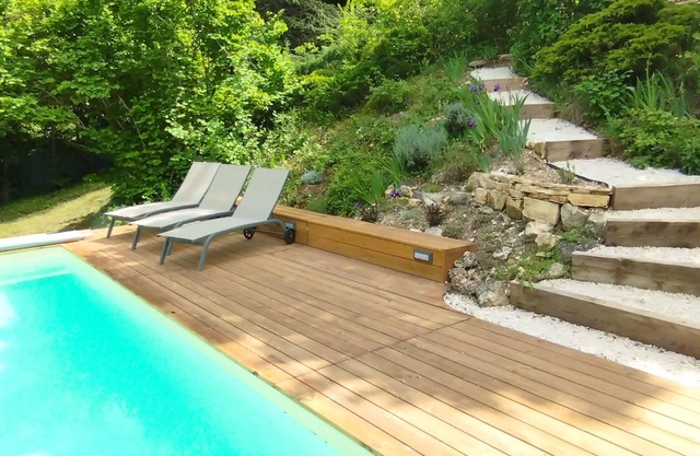 Le Petit Paradis, villa and pool at the foot of the Luberon