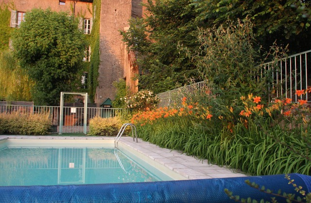 Le Petit Pavillon de La Gaudane with garden and swimming pool in Cordes sur Ciel itself