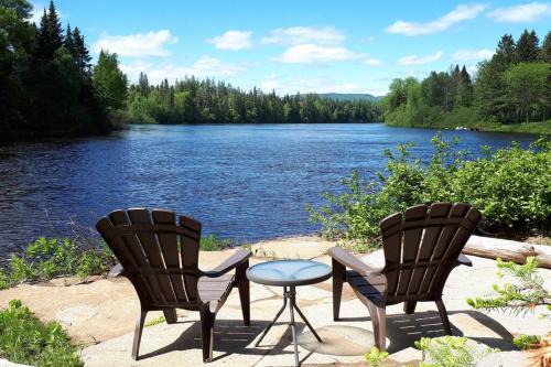 Le Pic-Bois - Waterfront Chalet with Spa