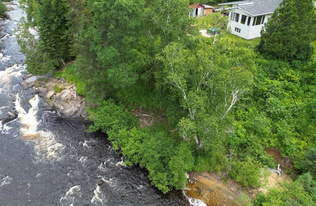 Le Refuge des Eaux Vives — jacuzzi, rivière et rapides