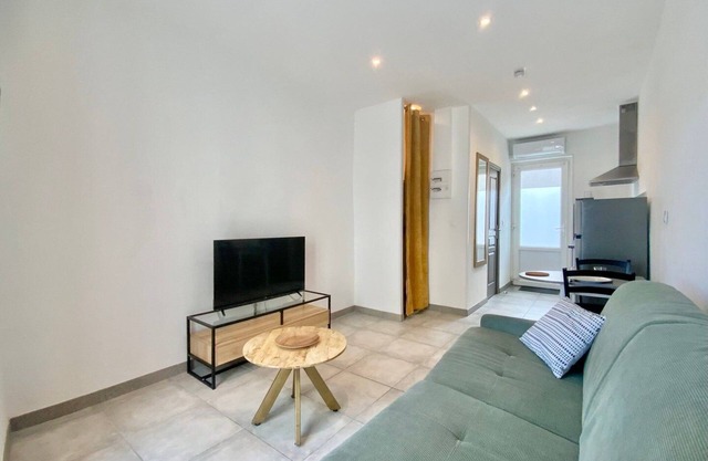 Le Sully, City Center Studio with A/C