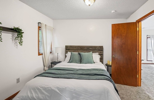 Leaf and Loft ~ Tranquil w/Deck & Large Yard with Wi-Fi with Stunning View