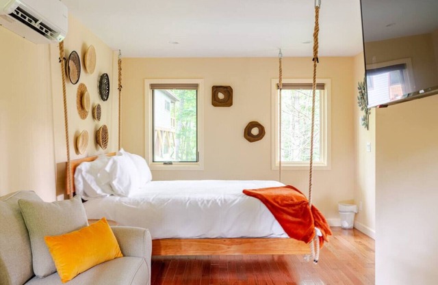 Leaf Change Special Poplar Treehouse Near Asheville - Pet Friendly