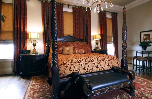 Legacy Suite on Main St in central downtown, jacuzzi tub, ask about Wine Tours!