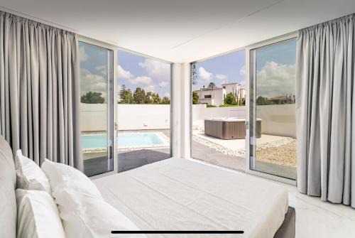 Leonida's Room pool and Jacuzzi