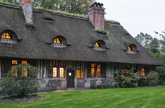 Les 3 Fresnes, beautiful thatched cottage in the heart of Normandy nature.