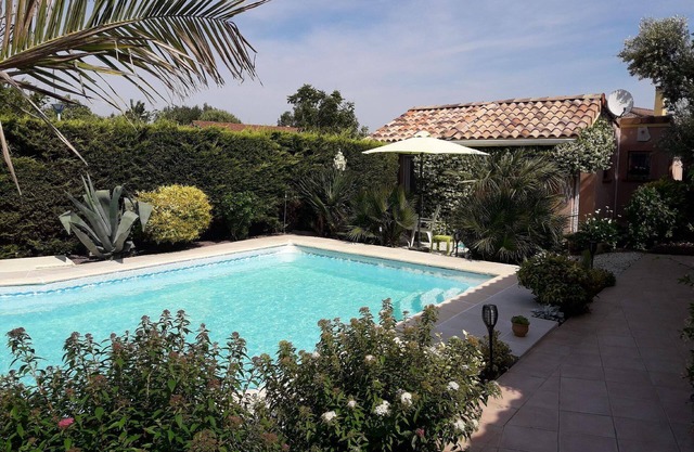 Les Cyprès" house with community pool