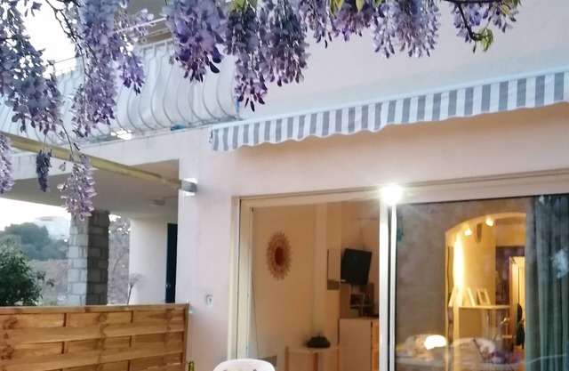 Les pieds dans l'eau - beach and relaxation in Martigues, just 2 minutes from Marseille".