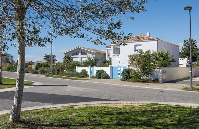 Less than 100 m from the sea, near La Rochelle: pretty T2 with private garden