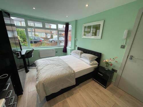 Letzi Ensuite, 15 Min to Heathrow, Fast WiFi