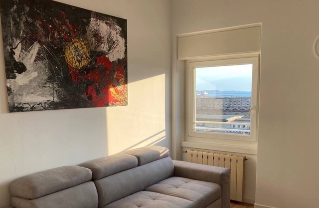Libeccio, large sea view apartment a few steps from the train station