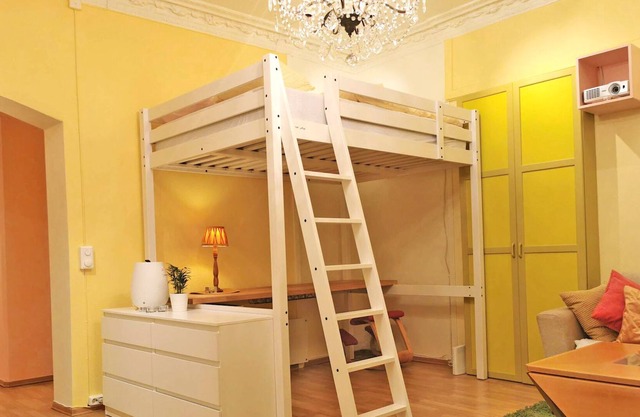 Light and Beautiful Apartment, Perfectly Located!