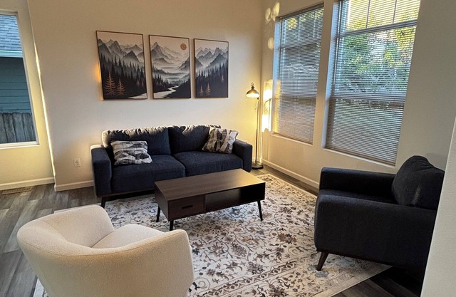 Light-Filled Modern PNW Retreat — Tualatin 3BR