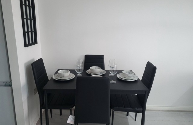 Light, spacious 2 bed apartment nr Heathrow airport