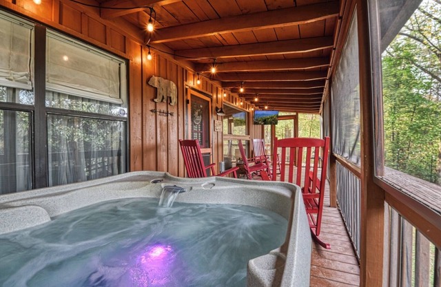 Lightning Bug Lodge - Cozy Mountain Cabin, Peaceful/Quiet Area, Hot tub!