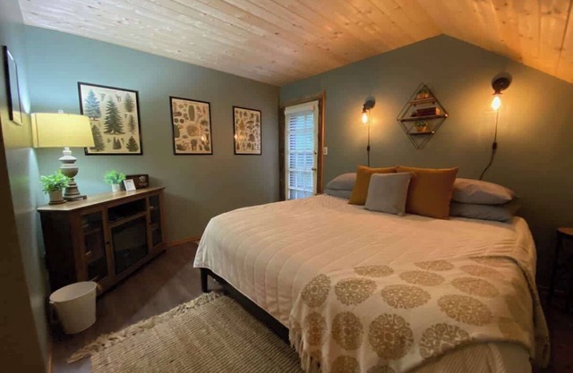Lily Lodge Room near Olympic National Park