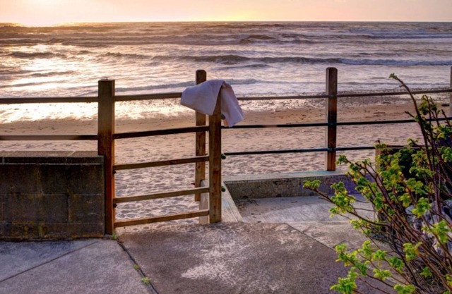 Lincoln City's Oceanfront 'SandGate Oregon' w/private beach access & hot tub!