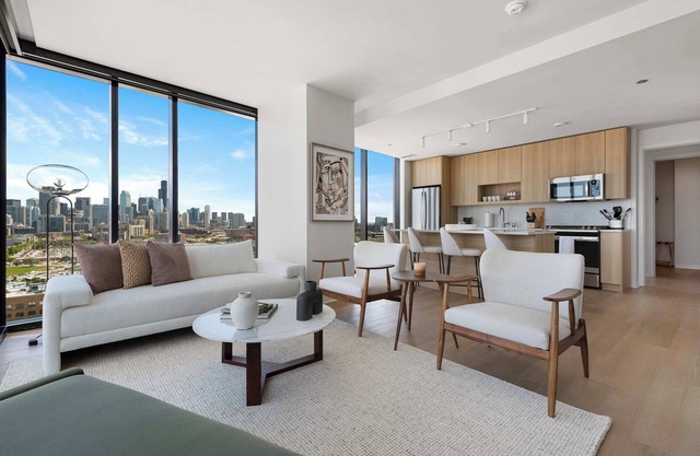 Lincoln Park Family Stay: Steps to City Fun